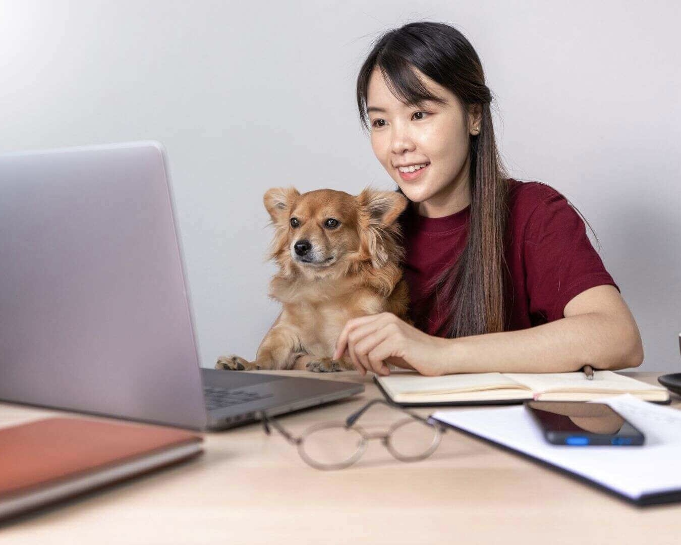 犬と学ぶ女性