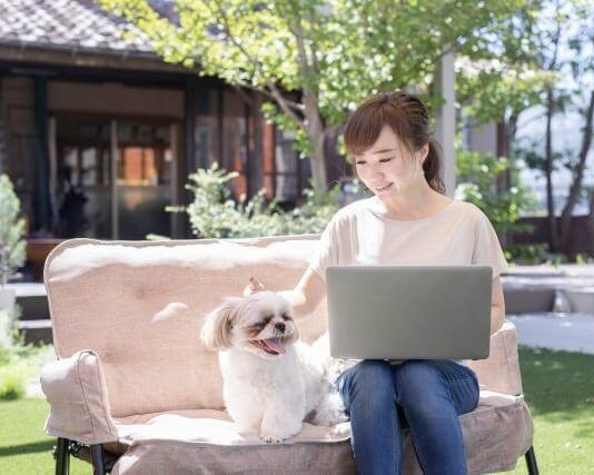 外で犬と学ぶ女性